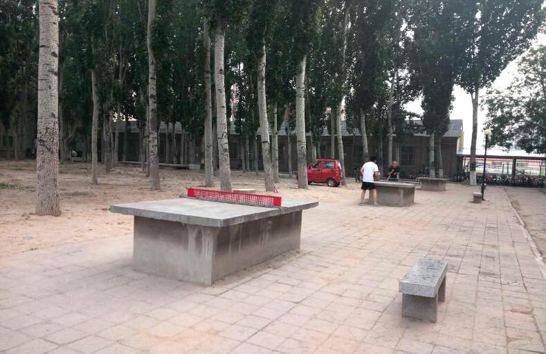 還記得上學(xué)那會水泥乒乓球臺嗎？