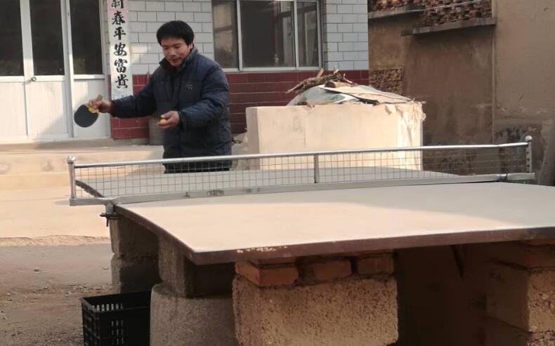 乒乓球臺(tái)雖簡(jiǎn)陋，但是擋不住人們對(duì)乒乓球運(yùn)動(dòng)喜愛