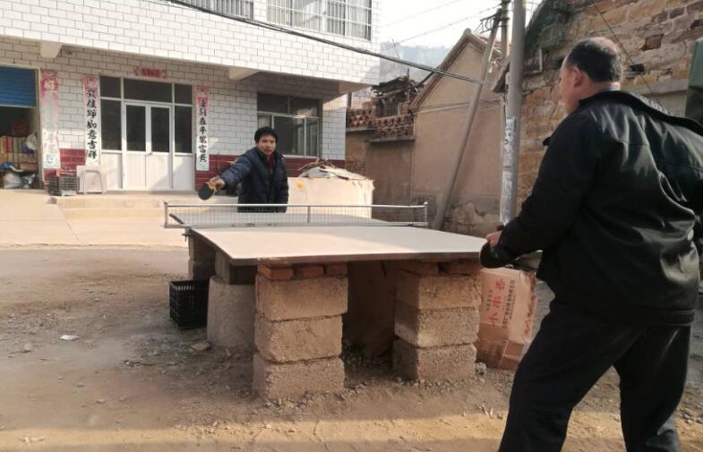 乒乓球臺(tái)雖簡(jiǎn)陋，但是擋不住人們對(duì)乒乓球運(yùn)動(dòng)喜愛
